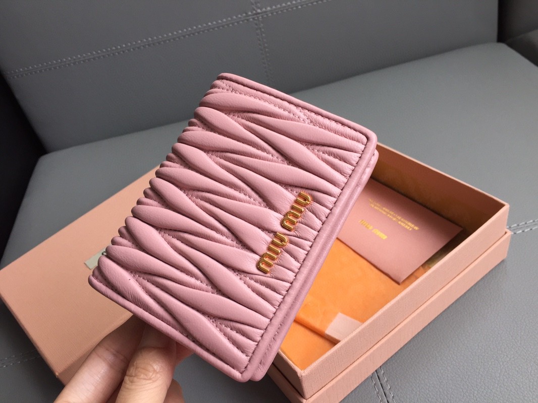 Miu Miu 5MV204_2FPP_F0E18 Small matelassé nappa leather wallet Alabaster Pink M1