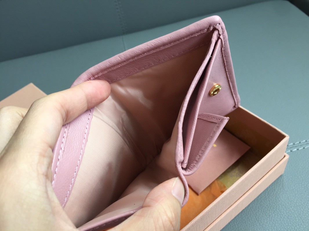 Miu Miu 5MV204_2FPP_F0E18 Small matelassé nappa leather wallet Alabaster Pink M1