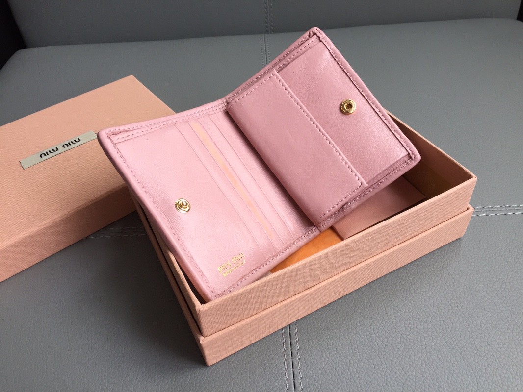 Miu Miu 5MV204_2FPP_F0E18 Small matelassé nappa leather wallet Alabaster Pink M1