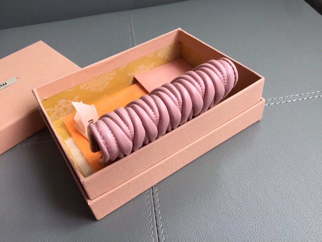 Miu Miu 5MV204_2FPP_F0E18 Small matelassé nappa leather wallet Alabaster Pink M1