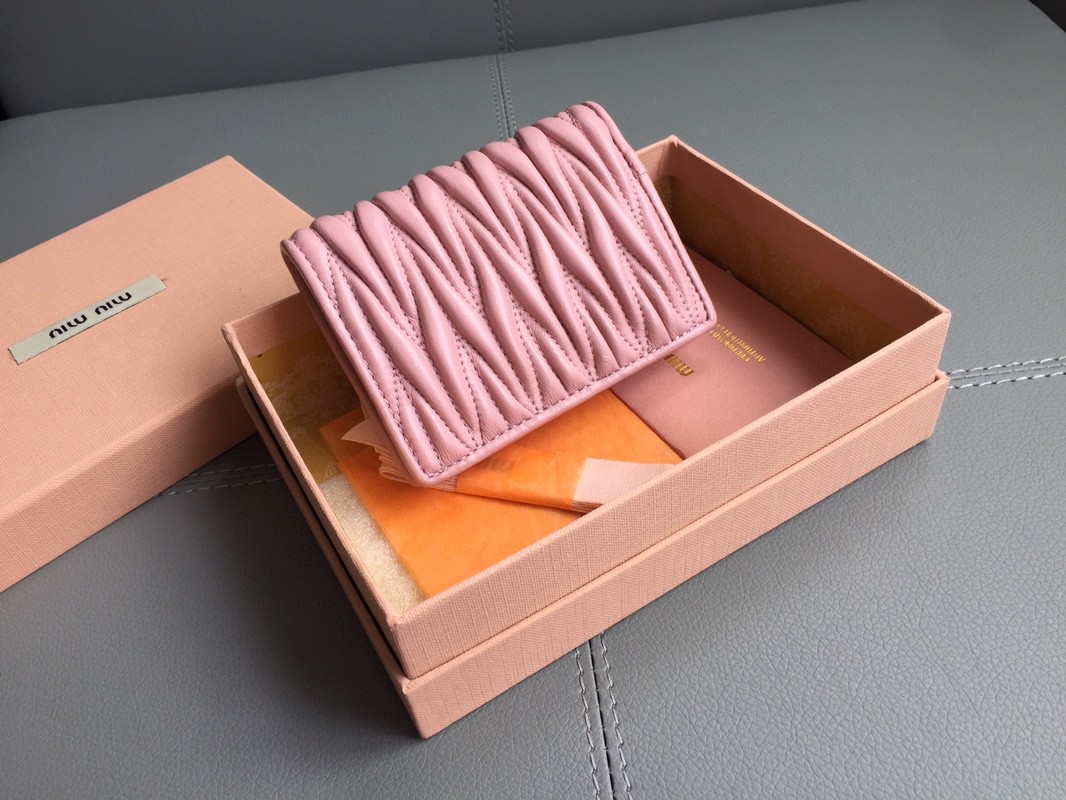 Miu Miu 5MV204_2FPP_F0E18 Small matelassé nappa leather wallet Alabaster Pink M1