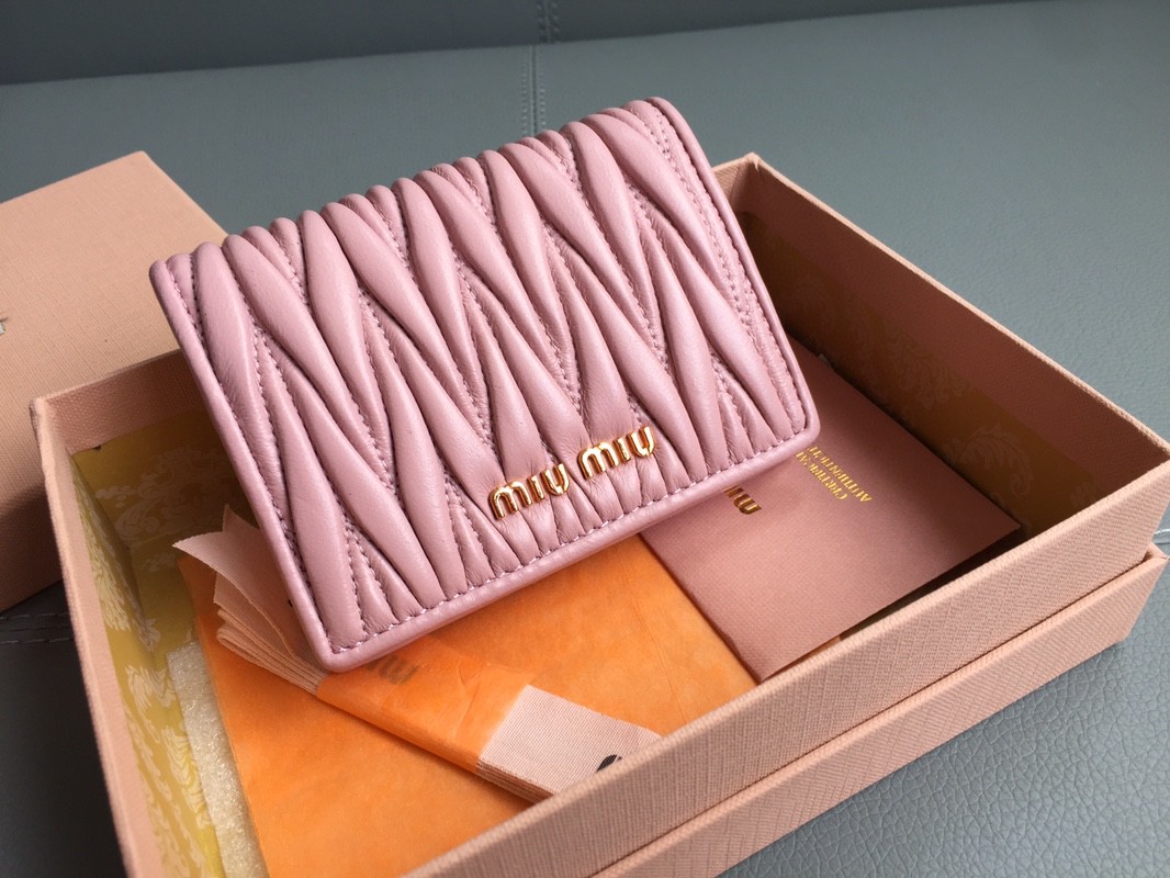 Miu Miu 5MV204_2FPP_F0E18 Small matelassé nappa leather wallet Alabaster Pink M1
