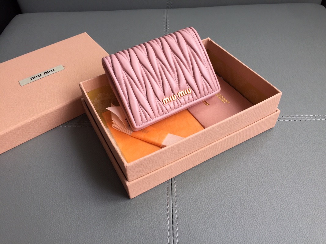 Miu Miu 5MV204_2FPP_F0E18 Small matelassé nappa leather wallet Alabaster Pink M1
