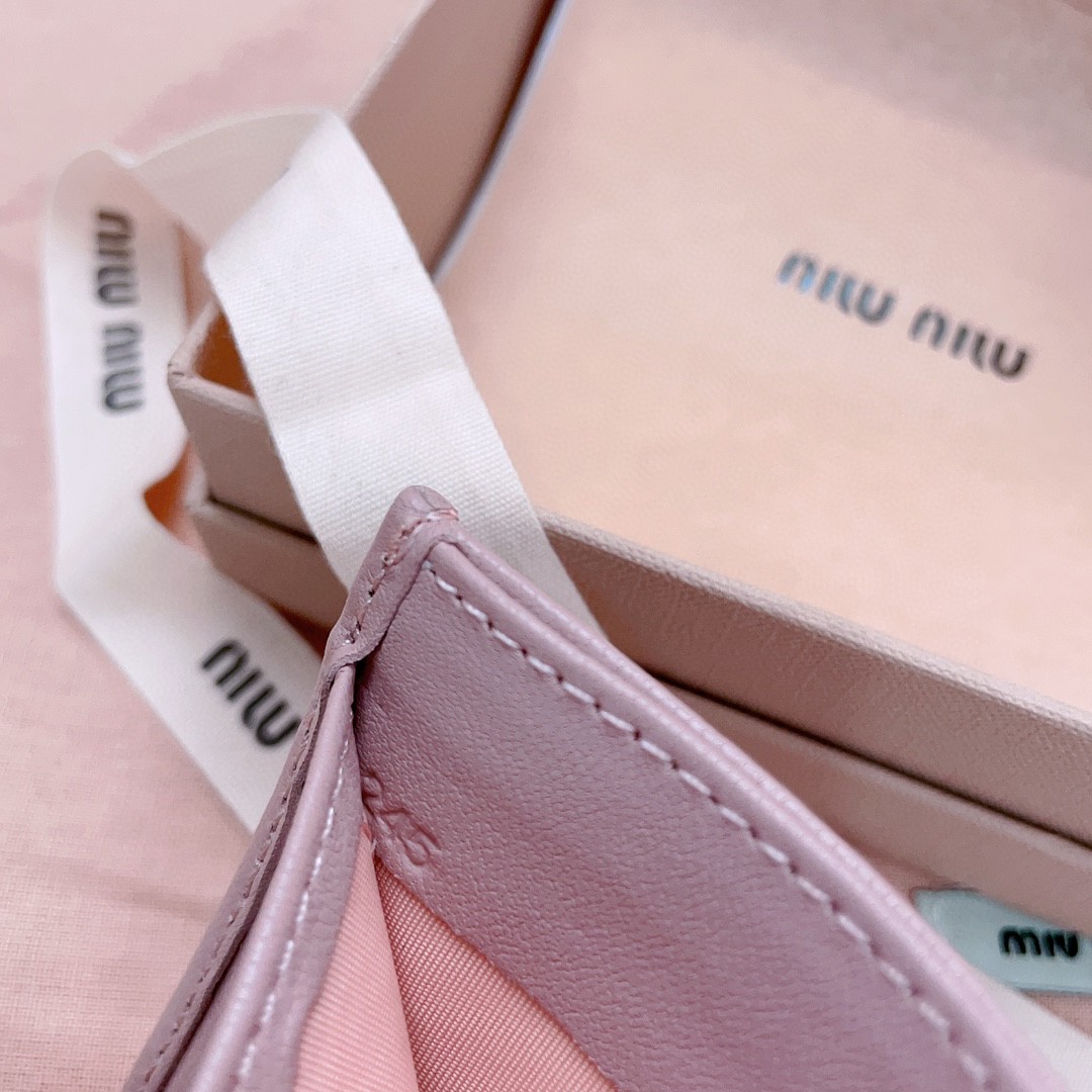 Miu Miu 5MC076_2FPP_F0E18 Matelassé nappa leather card holder Alabaster Pink M1