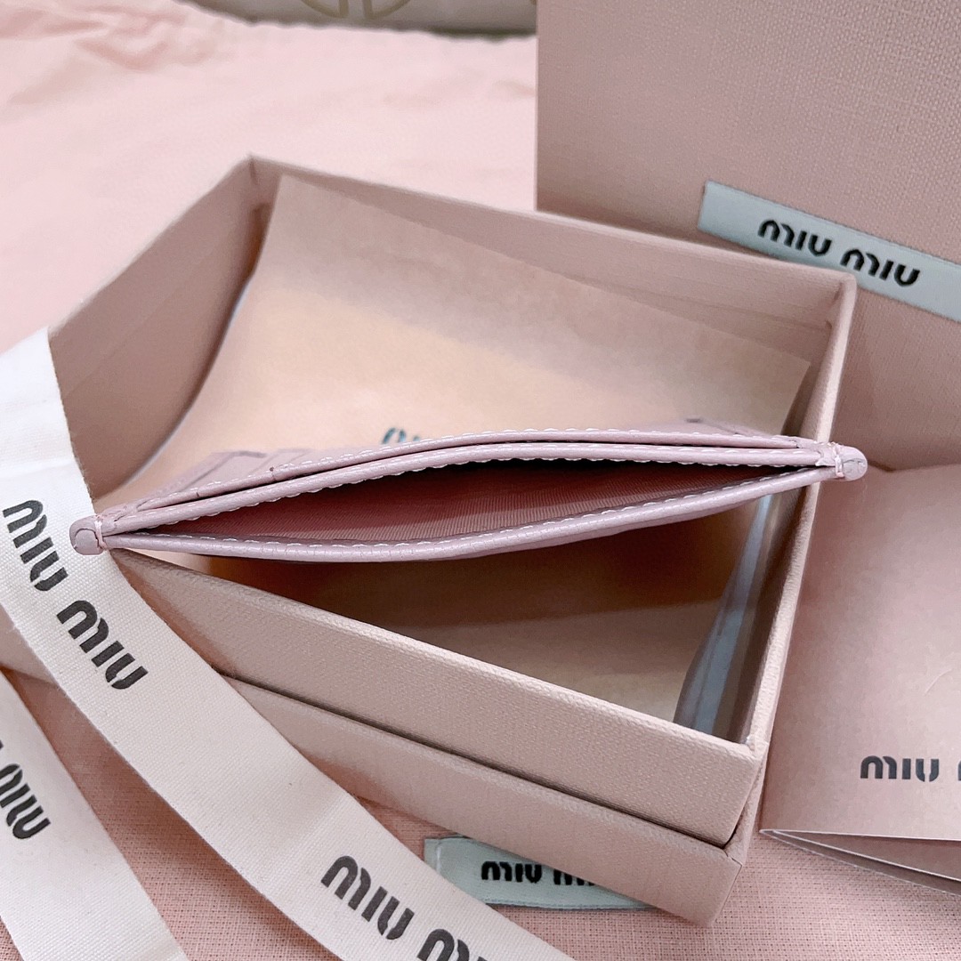 Miu Miu 5MC076_2FPP_F0E18 Matelassé nappa leather card holder Alabaster Pink M1