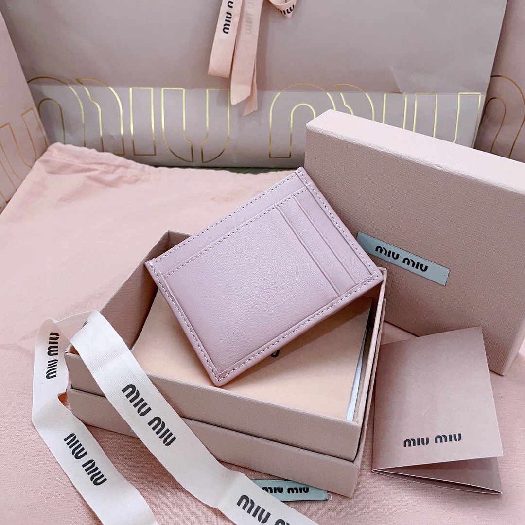 Miu Miu 5MC076_2FPP_F0E18 Matelassé nappa leather card holder Alabaster Pink M1