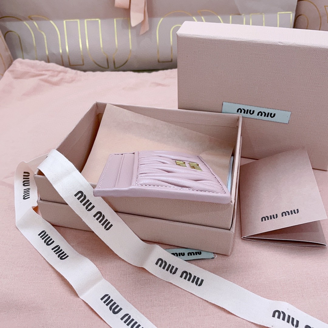 Miu Miu 5MC076_2FPP_F0E18 Matelassé nappa leather card holder Alabaster Pink M1