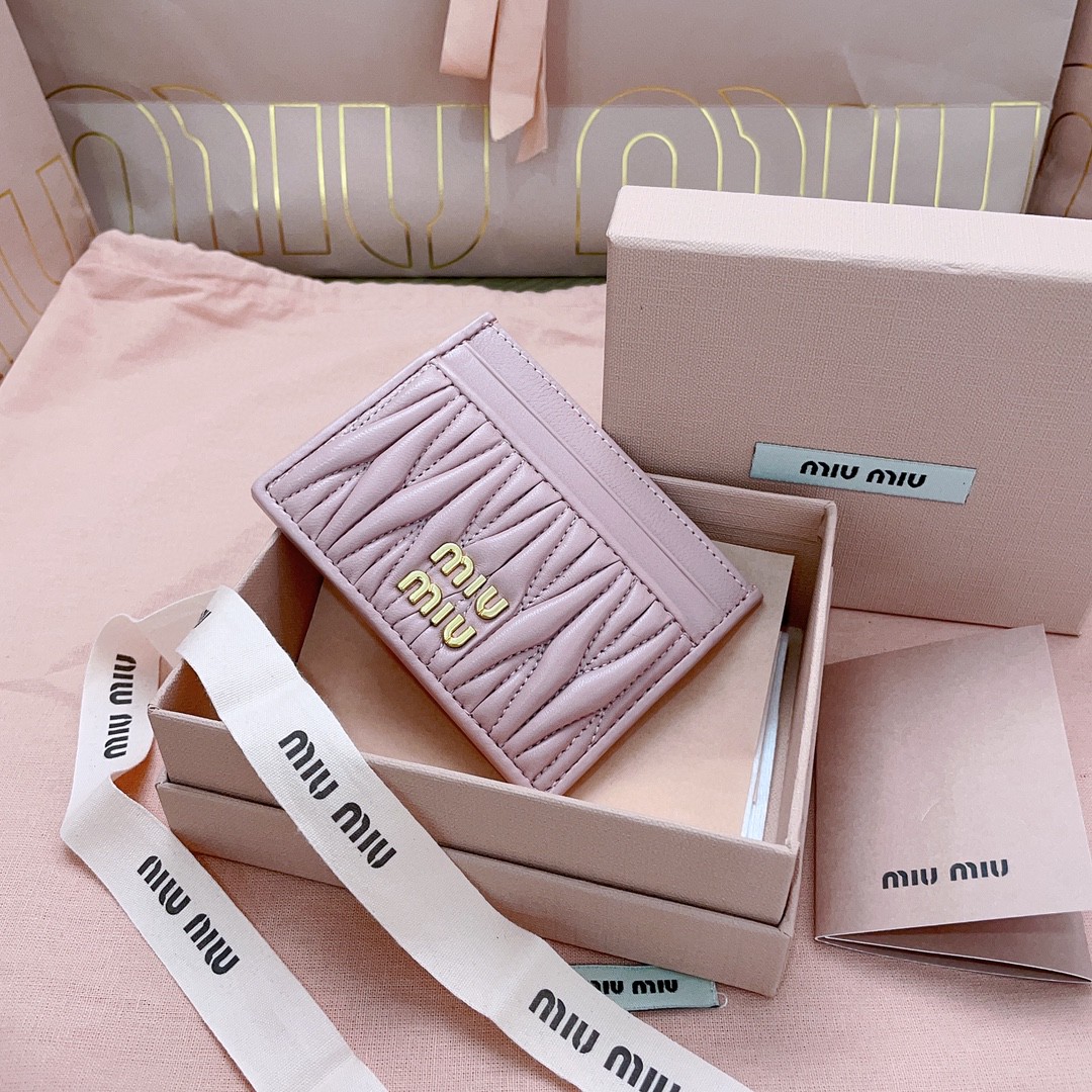 Miu Miu 5MC076_2FPP_F0E18 Matelassé nappa leather card holder Alabaster Pink M1