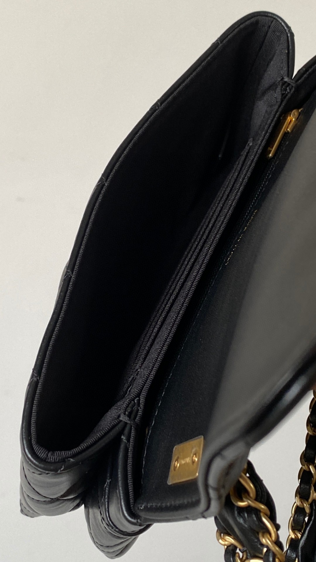 Chanel 23k medium shoulder leather bag