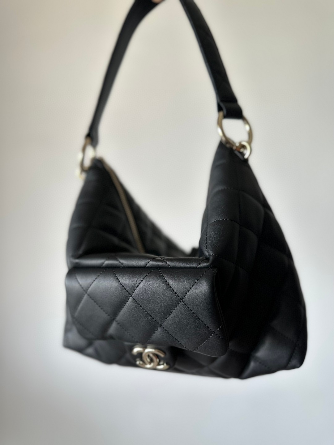 Chanel hobo black leather bag 2024