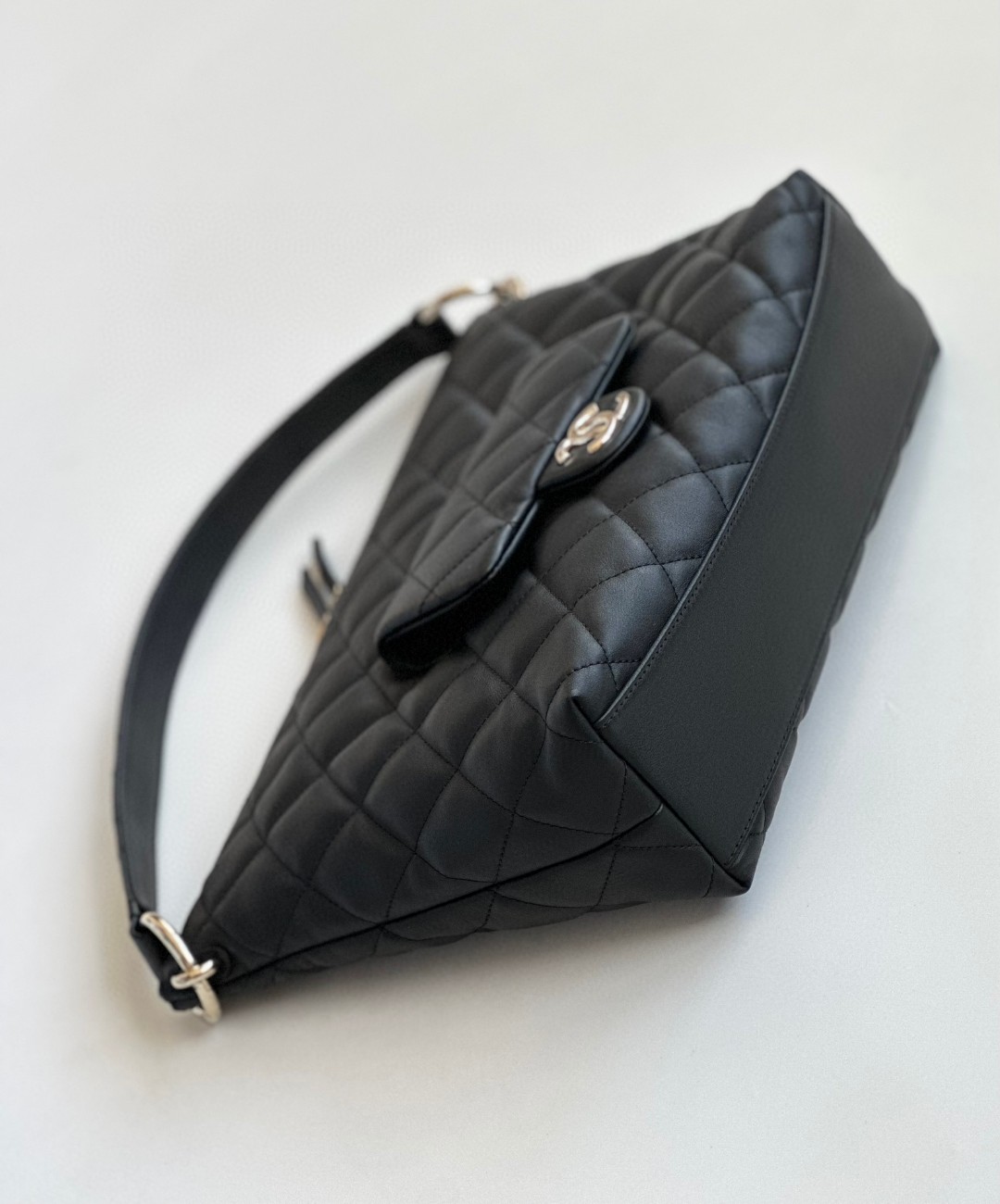 Chanel hobo black leather bag 2024