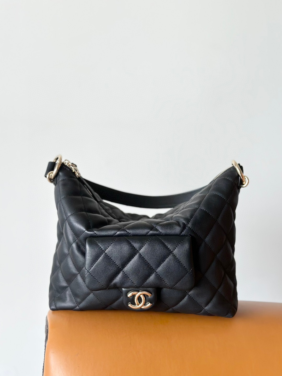 Chanel hobo black leather bag 2024