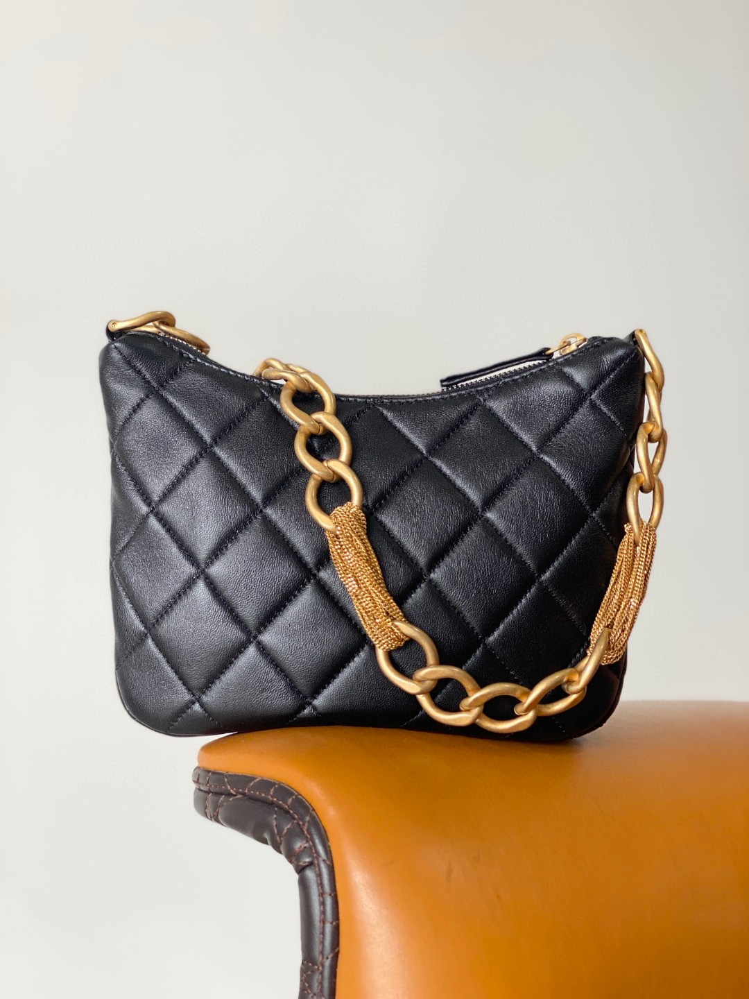 Chanel hobo black leather bag 2024