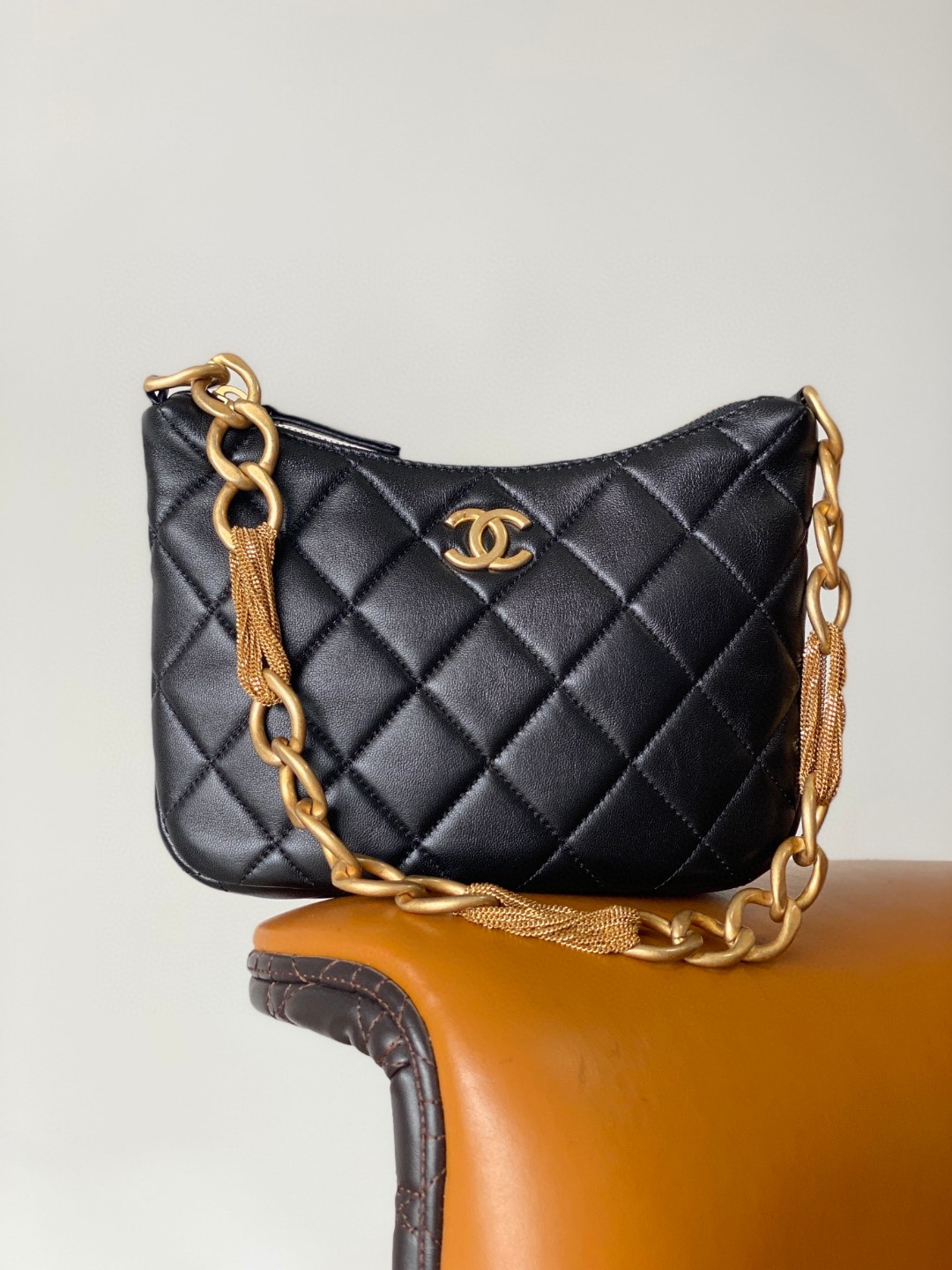 Chanel hobo black leather bag 2024