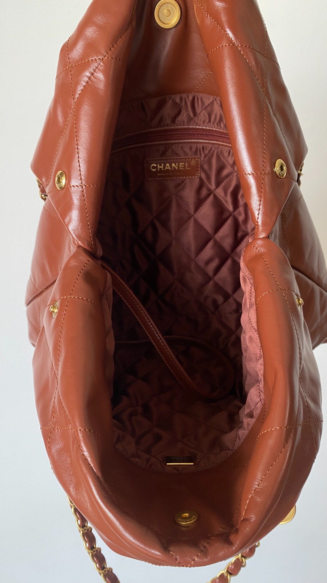 Chanel 22 medium leather bag
