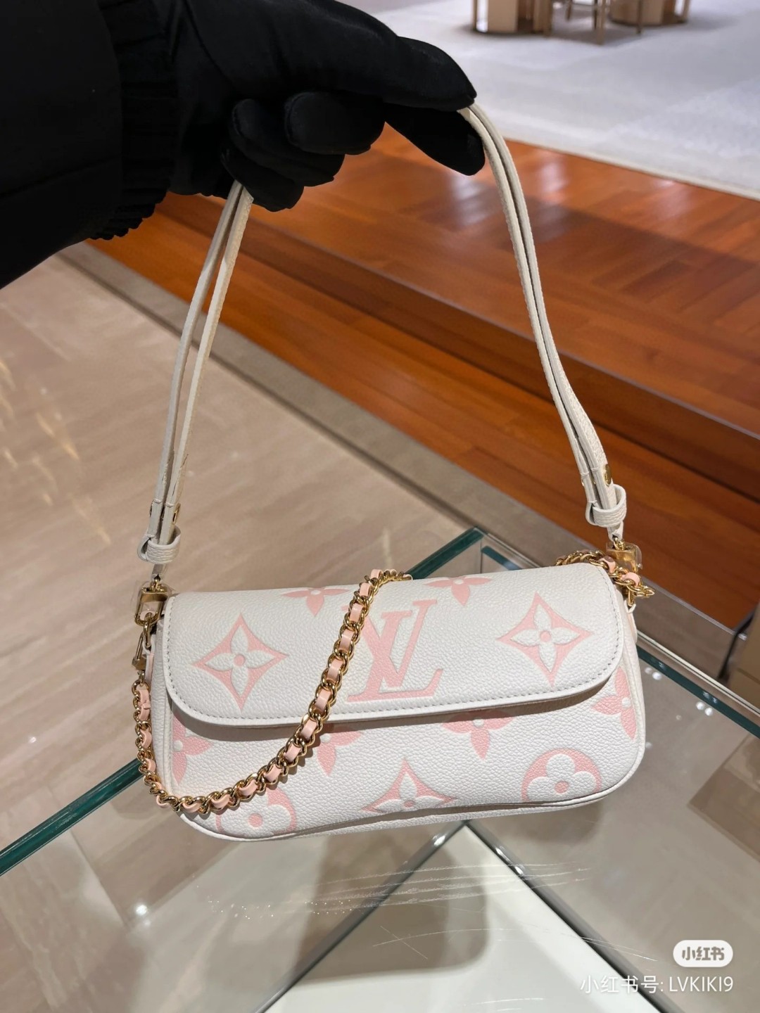 Louis Vuitton M83026 Wallet on Chain Ivy