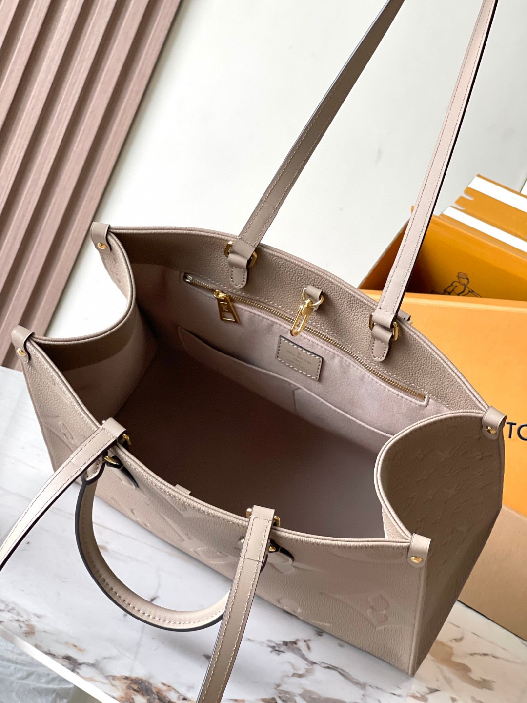 Louis Vuitton M45607 Onthego MM Tote Bag