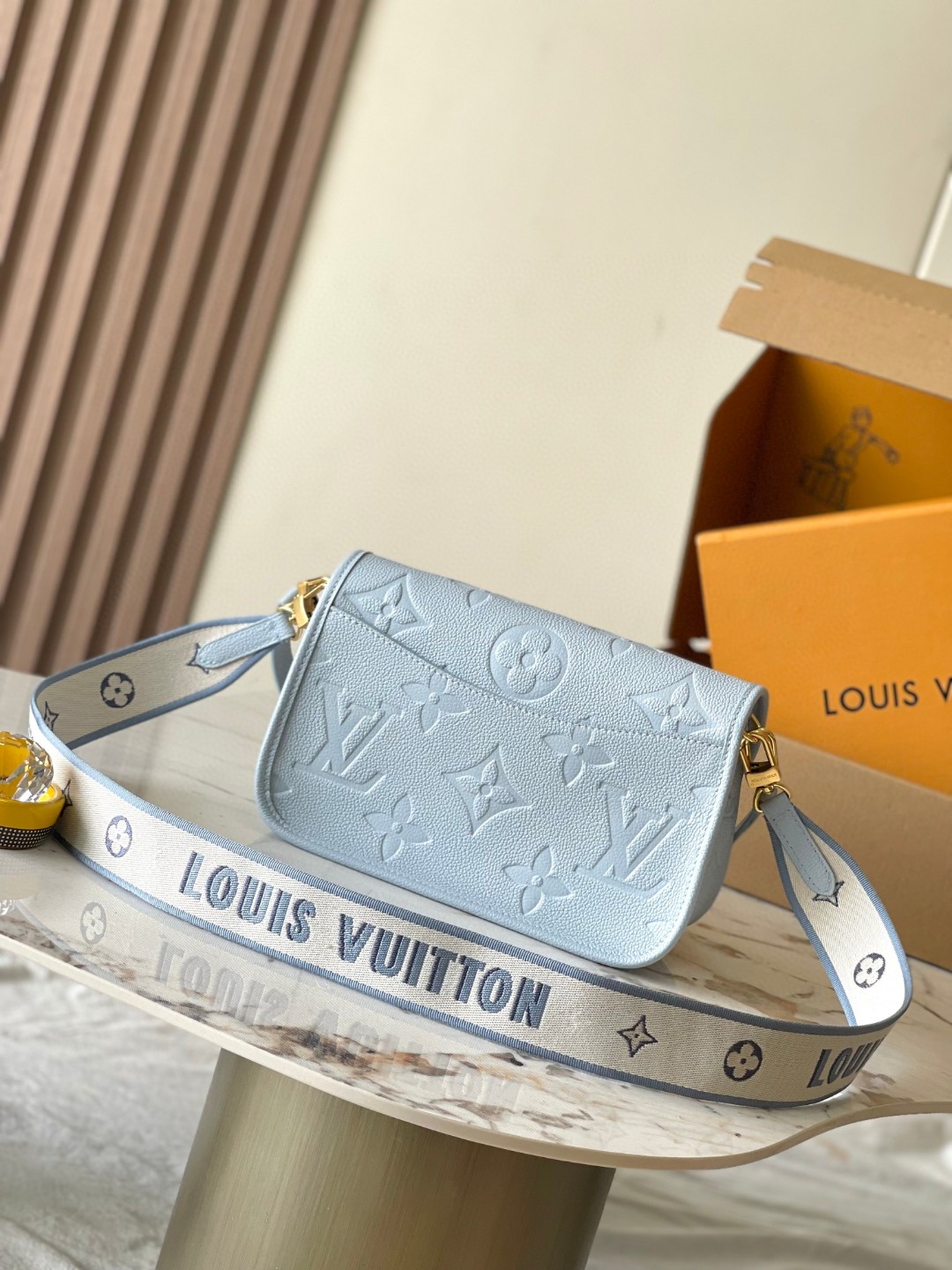Louis vuitton M46846 Diane blie hour LV1