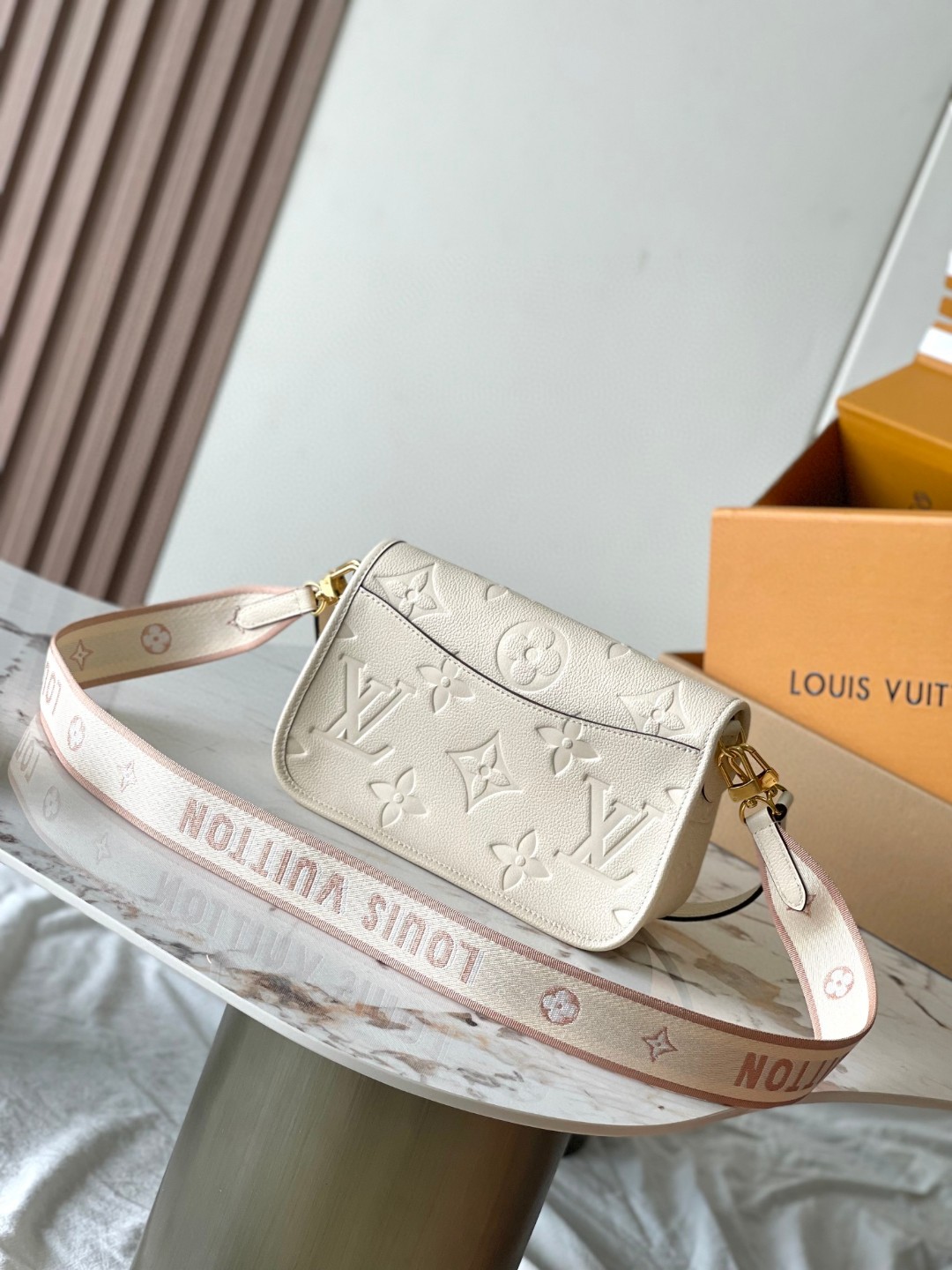 Louis vuitton M46388 Diane creme LV1