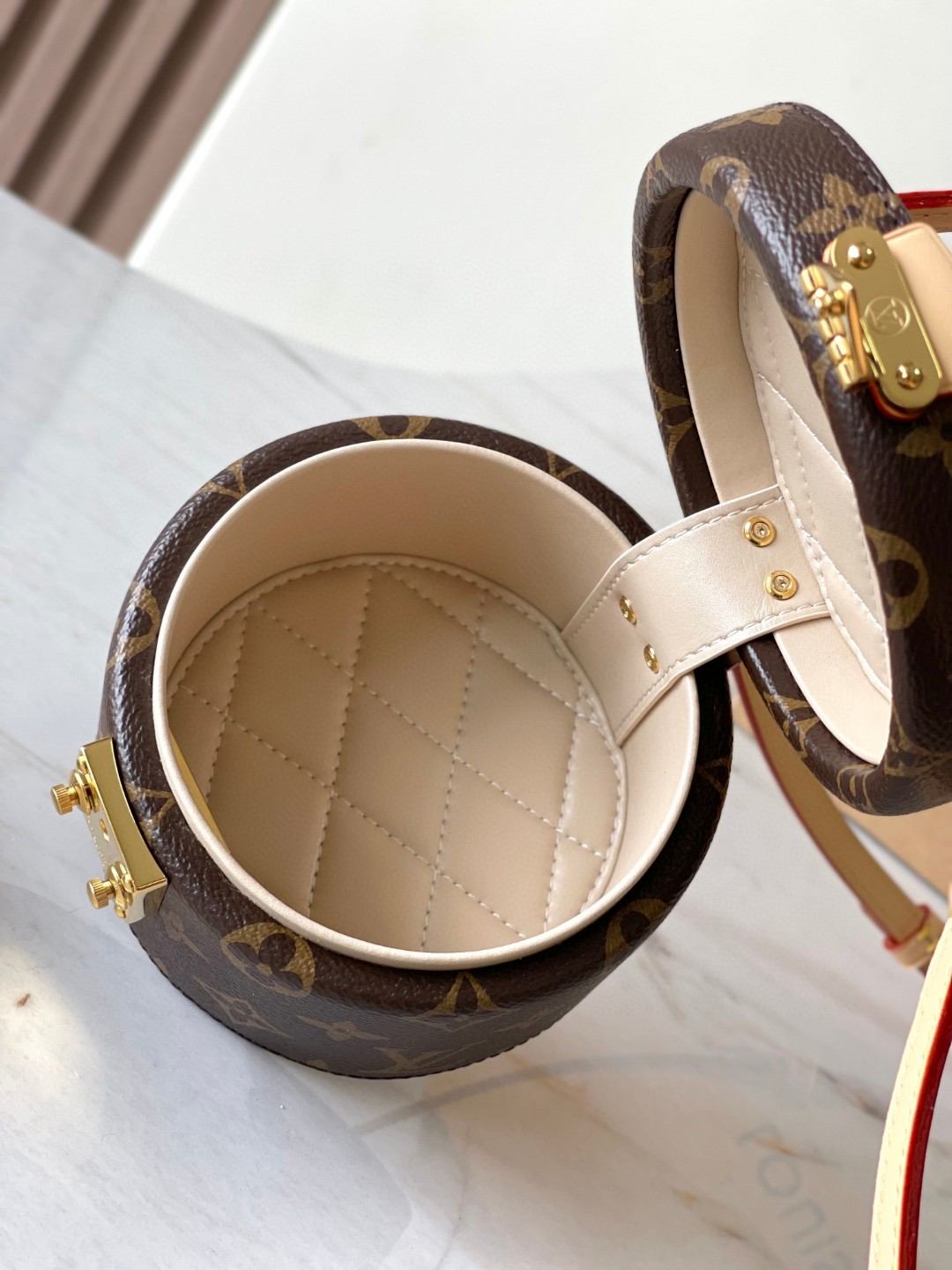 Louis Vuitton M46933 Scott Lv1
