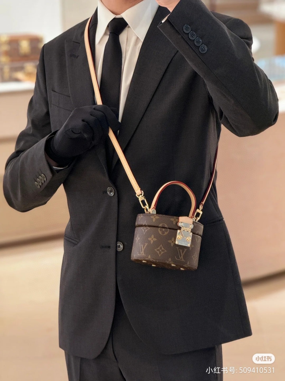 Louis Vuitton M46933 Scott Lv1