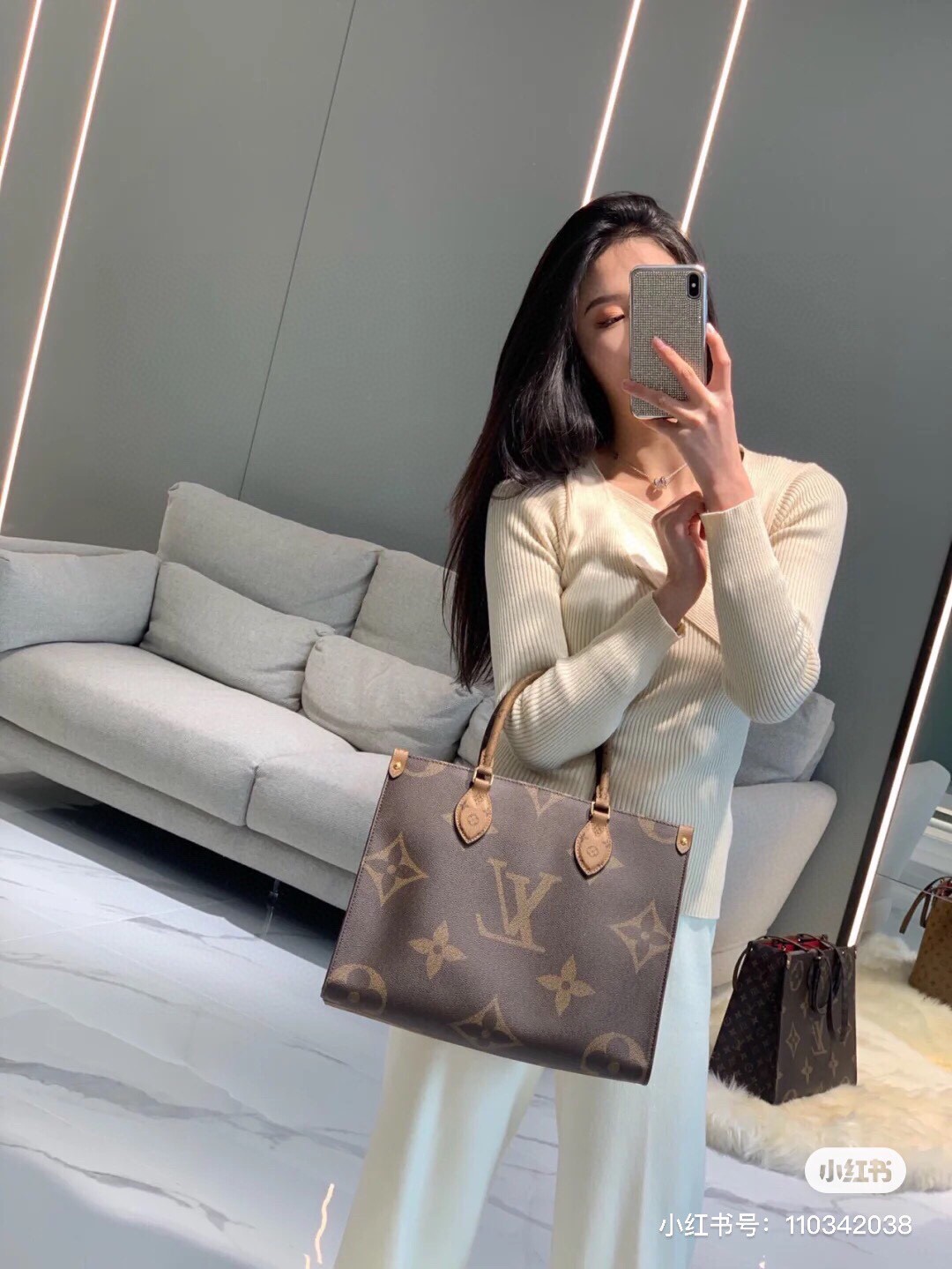 Louis Vuitton M45321 OnTheGo MM Bag