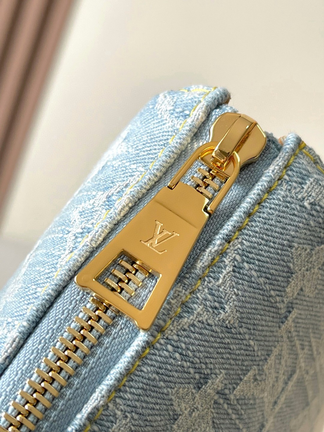 Louis Vuitton M11401 Coussin BB