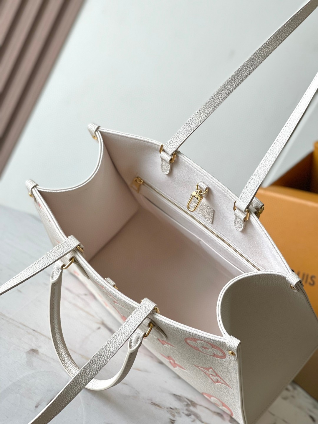 Louis Vuitton M21575 OnTheGo MM