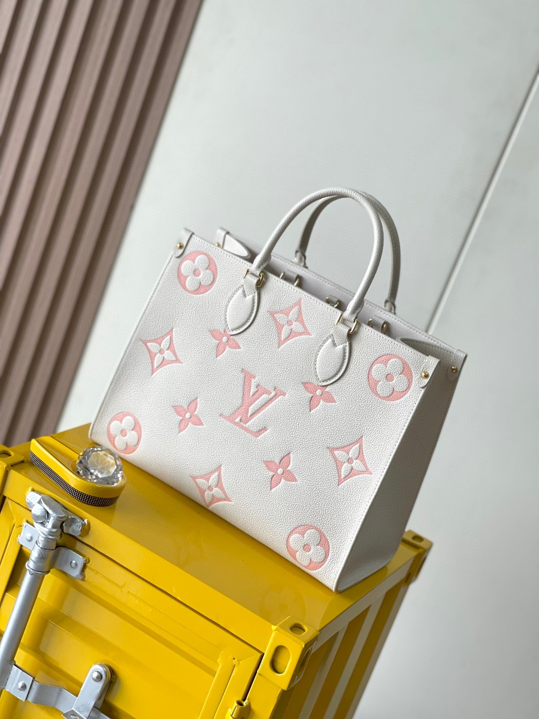Louis Vuitton M21575 OnTheGo MM