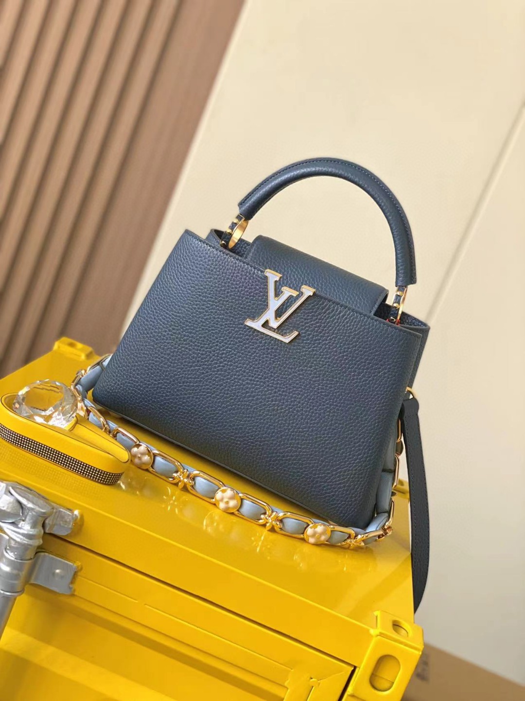 Louis Vuitton M23280 Capucines BB