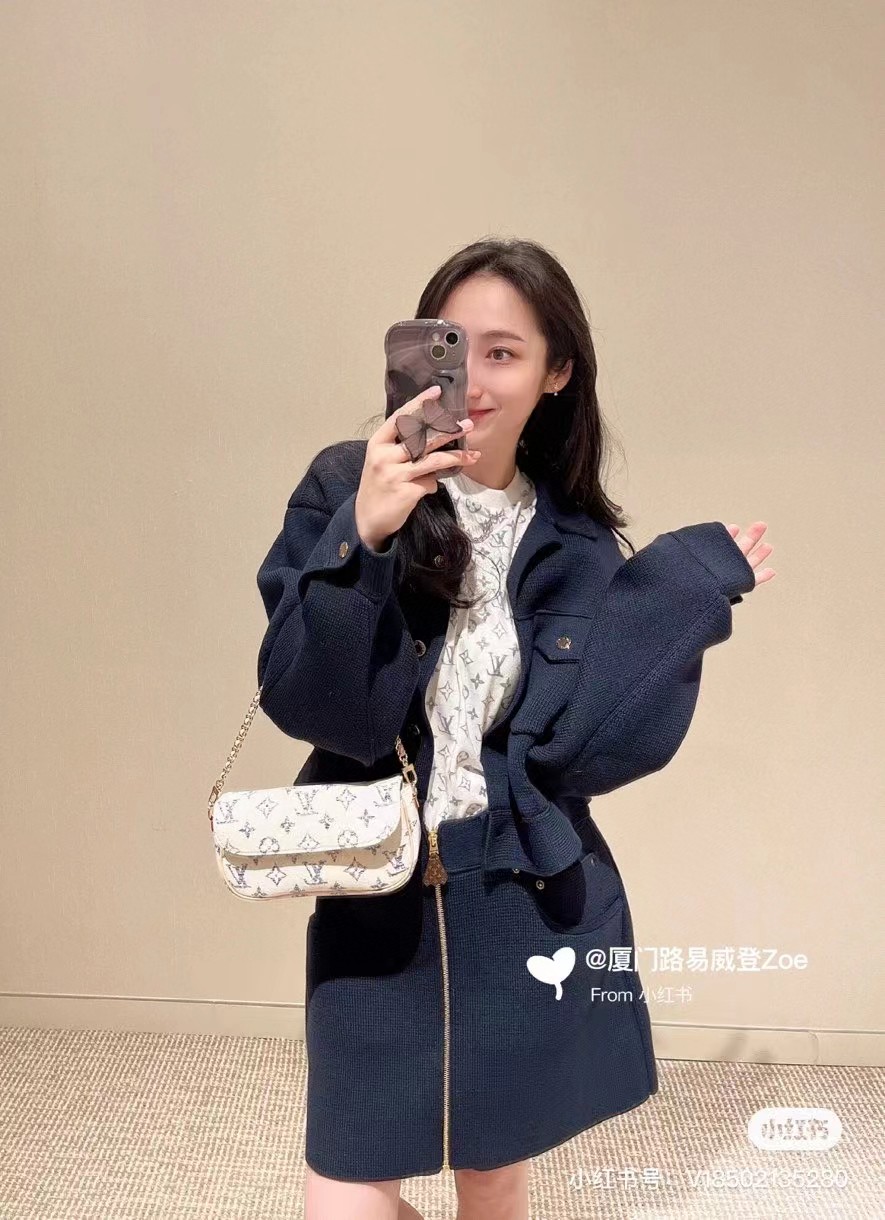 Louis Vuitton M83499 Wallet on Chain Ivy