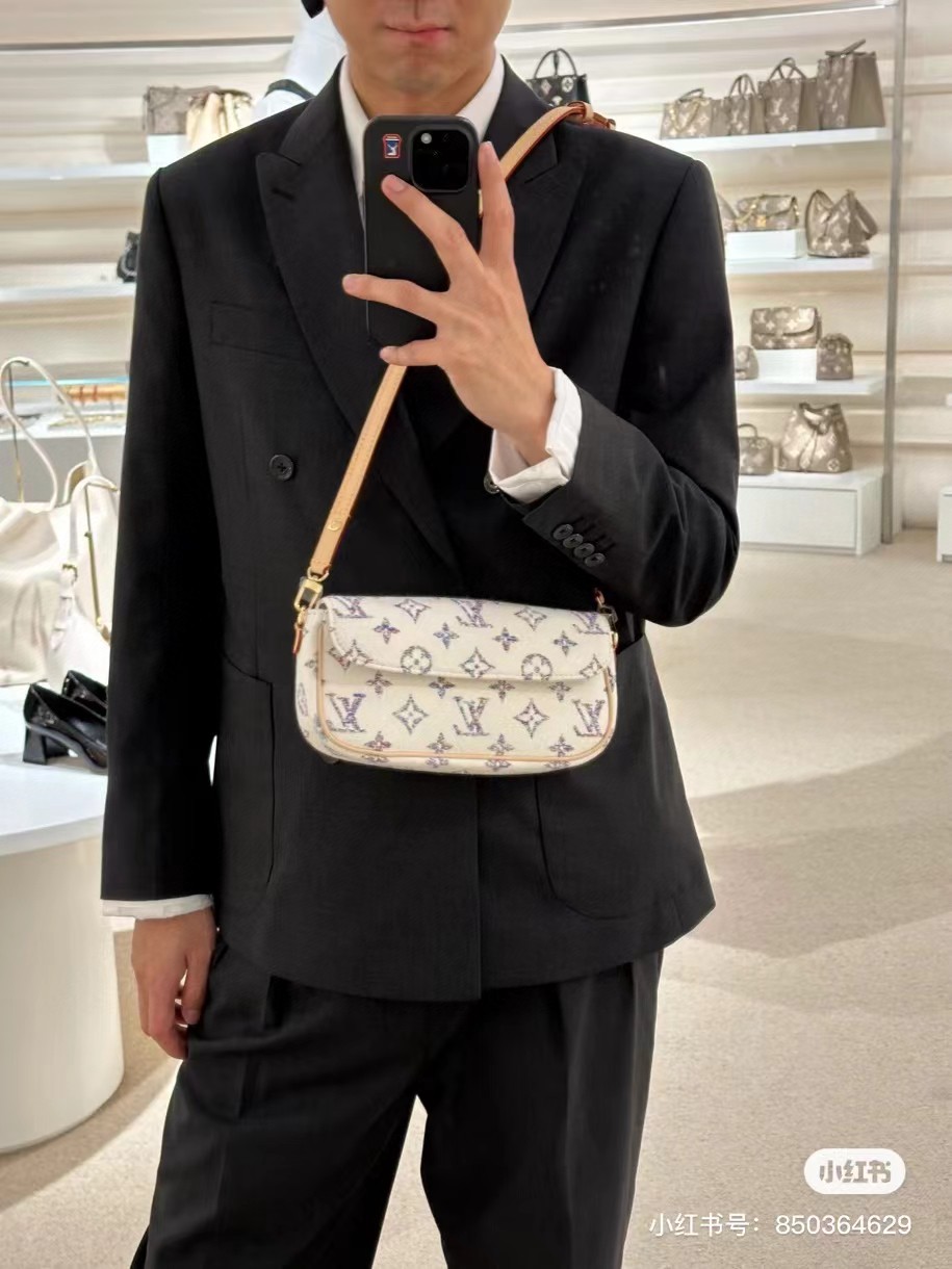 Louis Vuitton M83499 Wallet on Chain Ivy