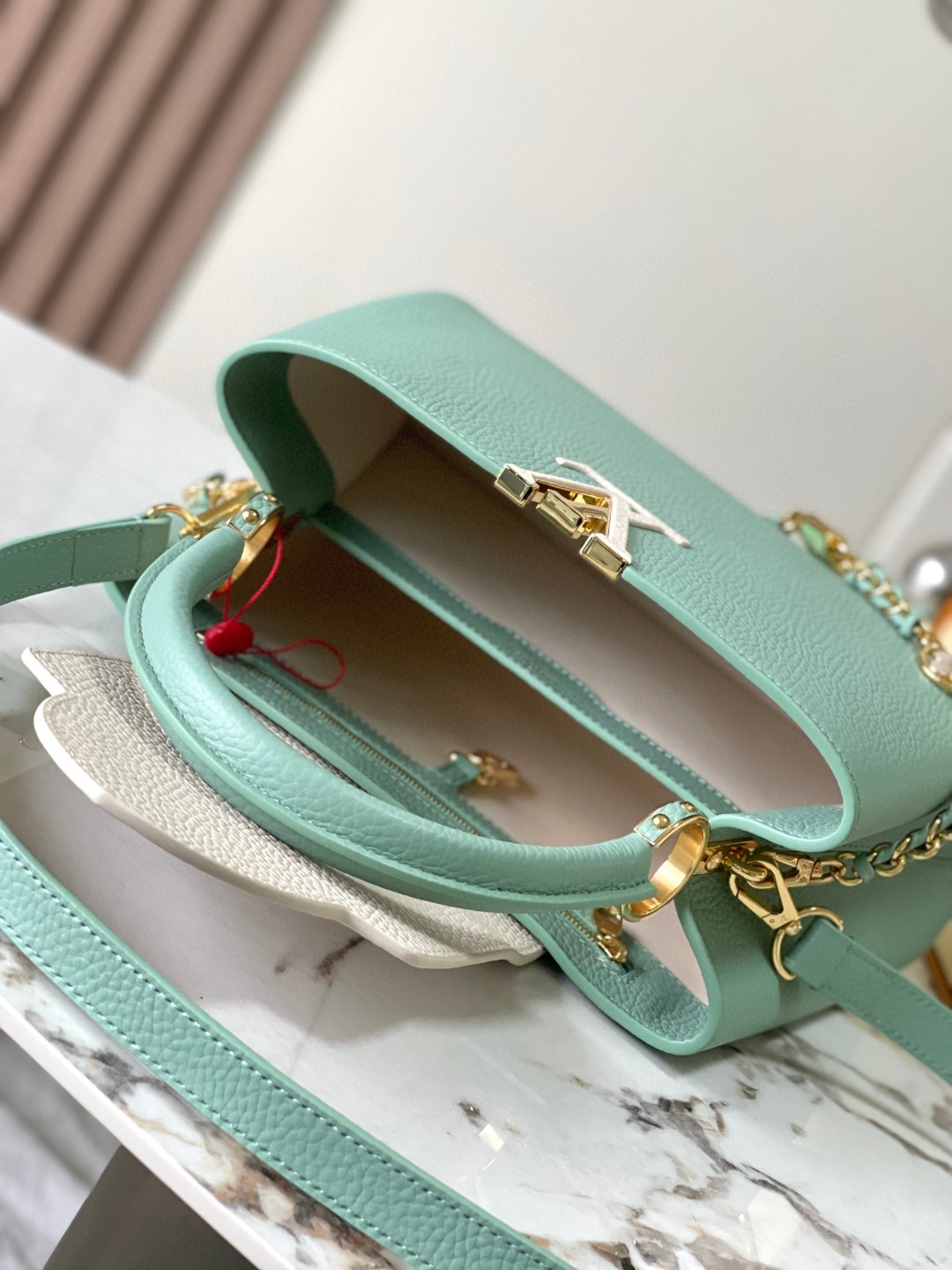 Louis Vuitton M24471 Capucines MM
