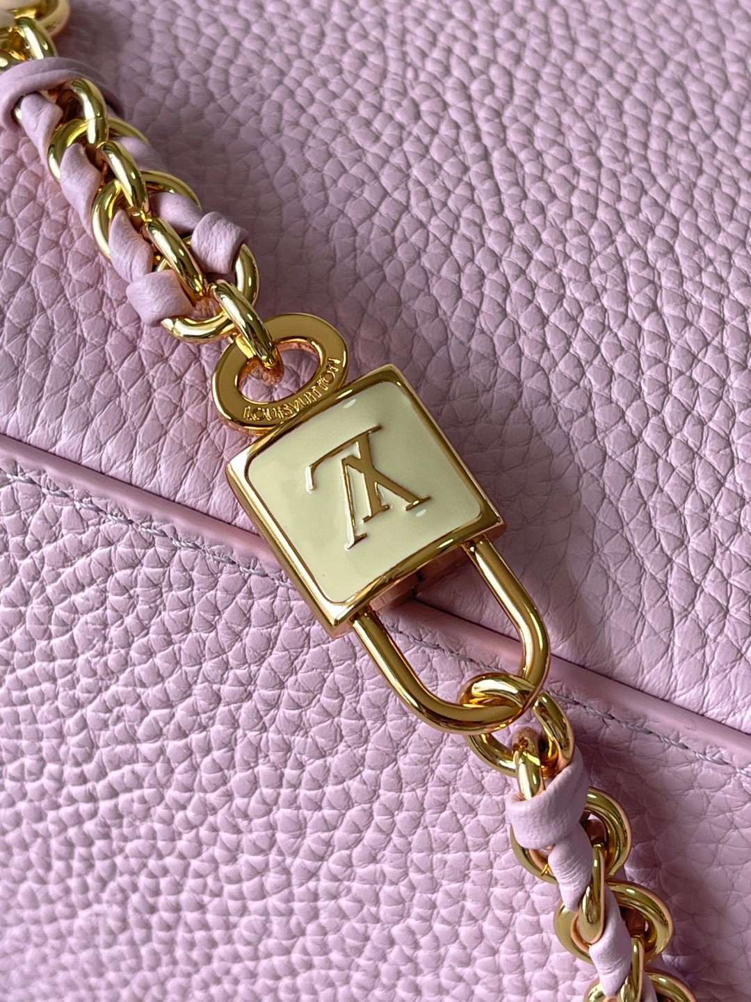 Louis Vuitton M24471 Capucines MM