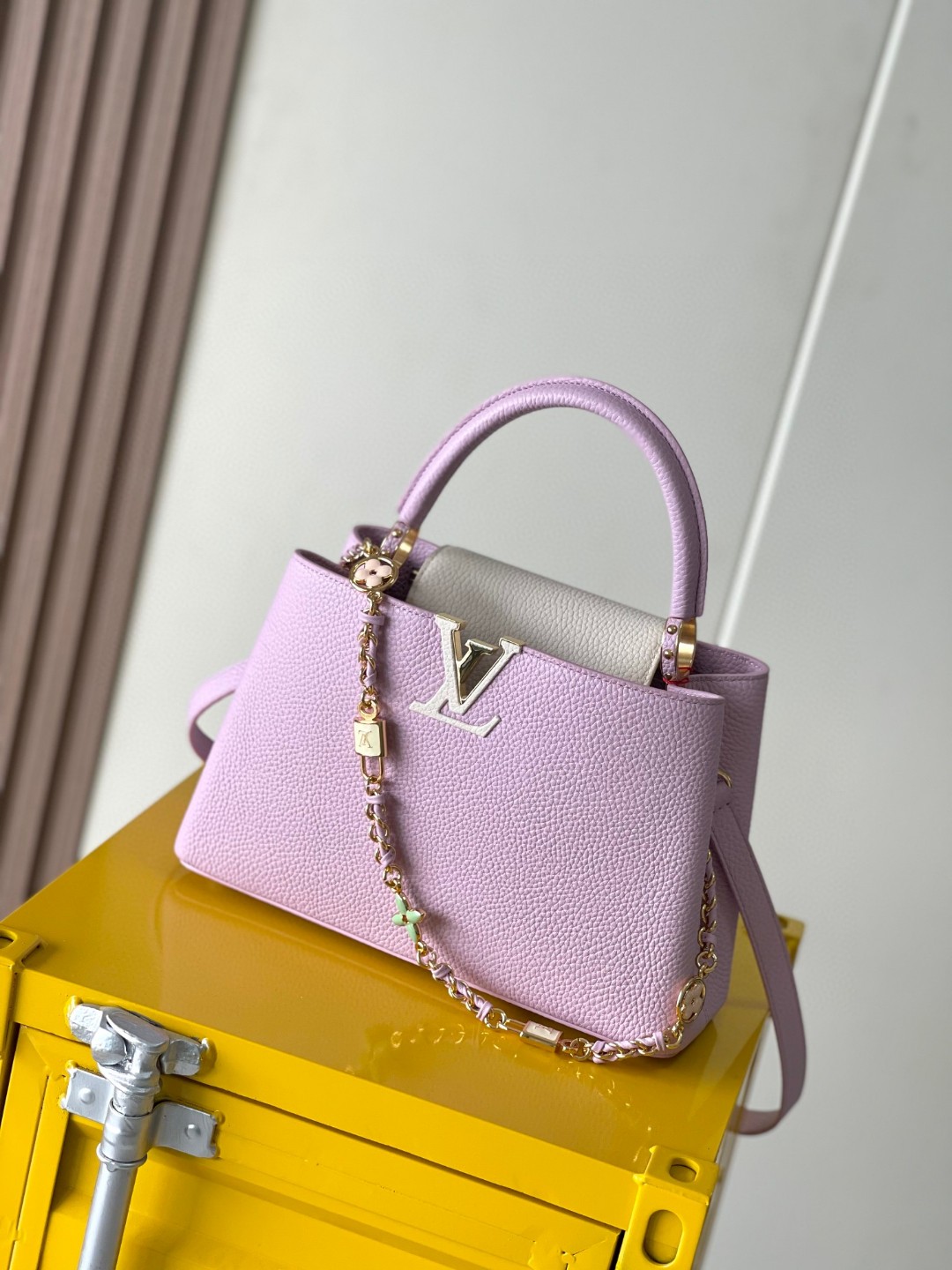 Louis Vuitton M24471 Capucines MM