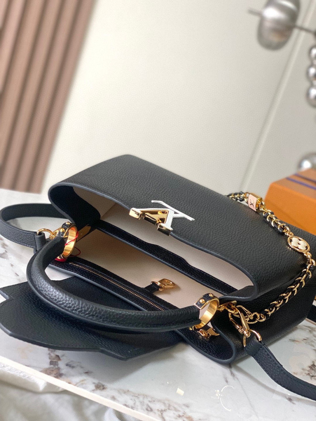 Louis Vuitton M24471 Capucines MM