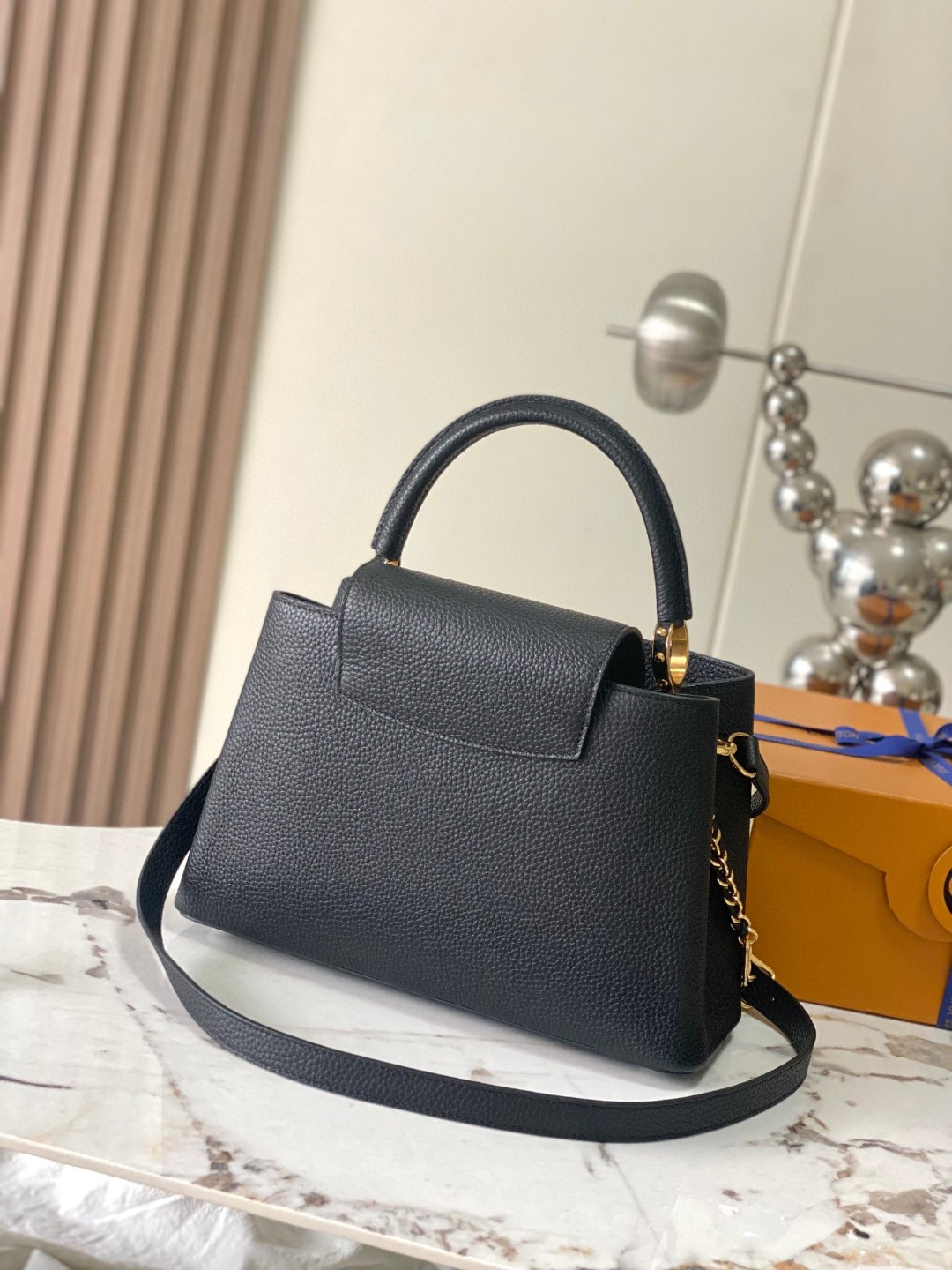 Louis Vuitton M24471 Capucines MM