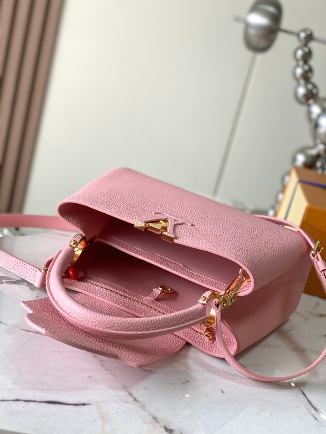 Louis Vuitton M24546 Capucines MM