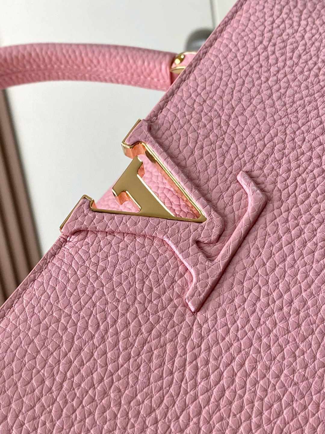 Louis Vuitton M24546 Capucines MM