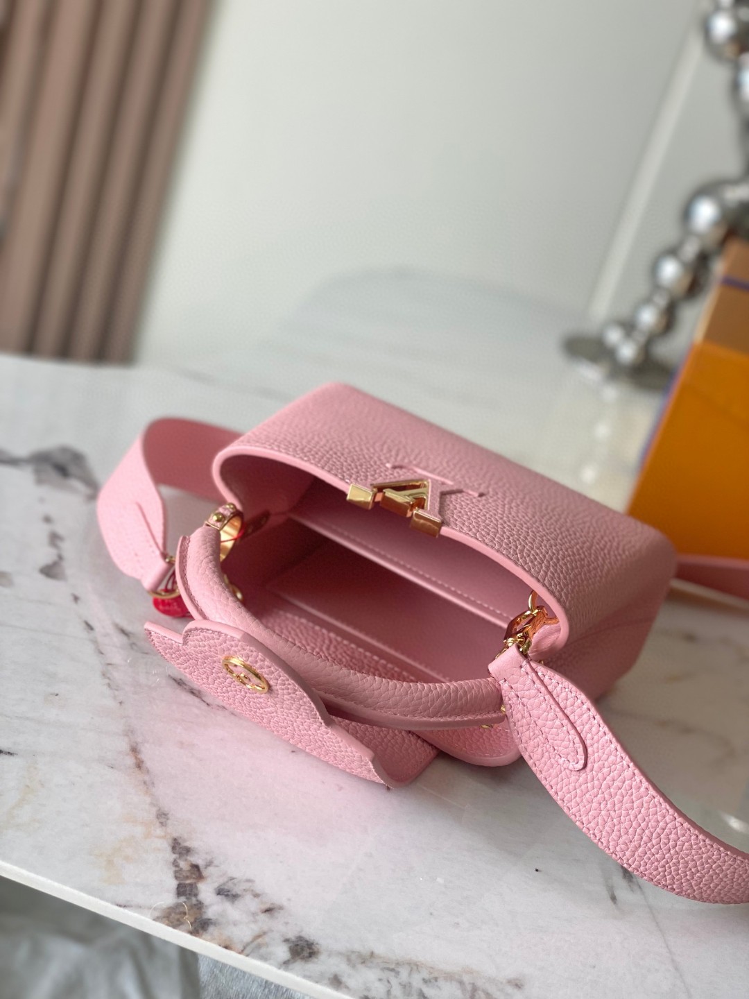 Louis Vuitton M24544 Capucines mini