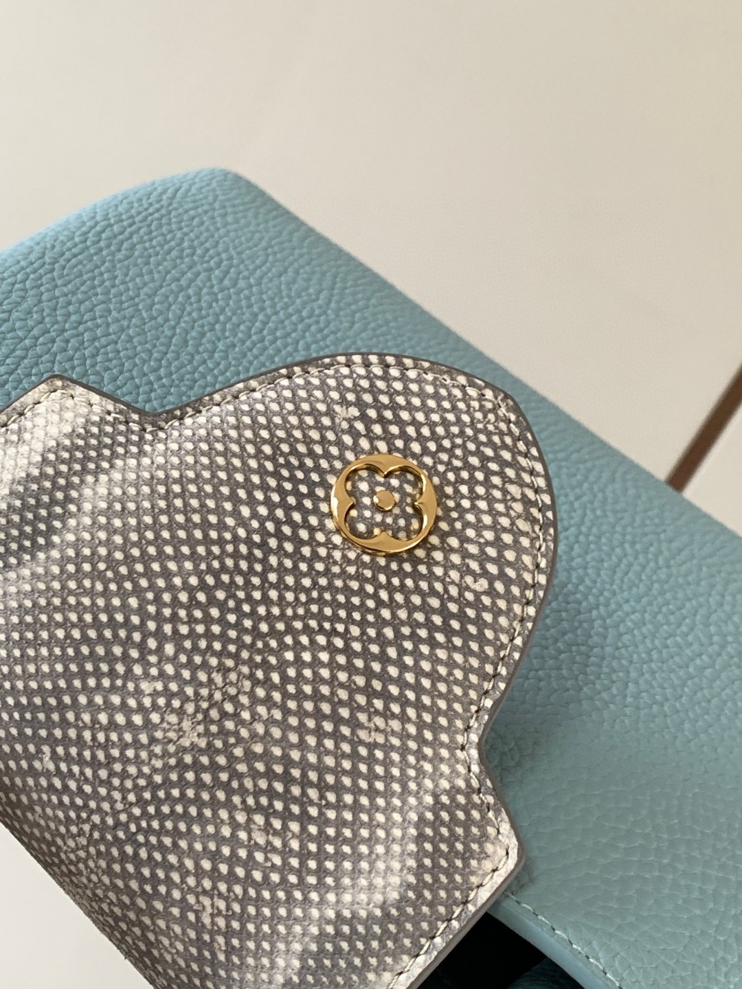 Louis Vuitton M21166 Capucines BB