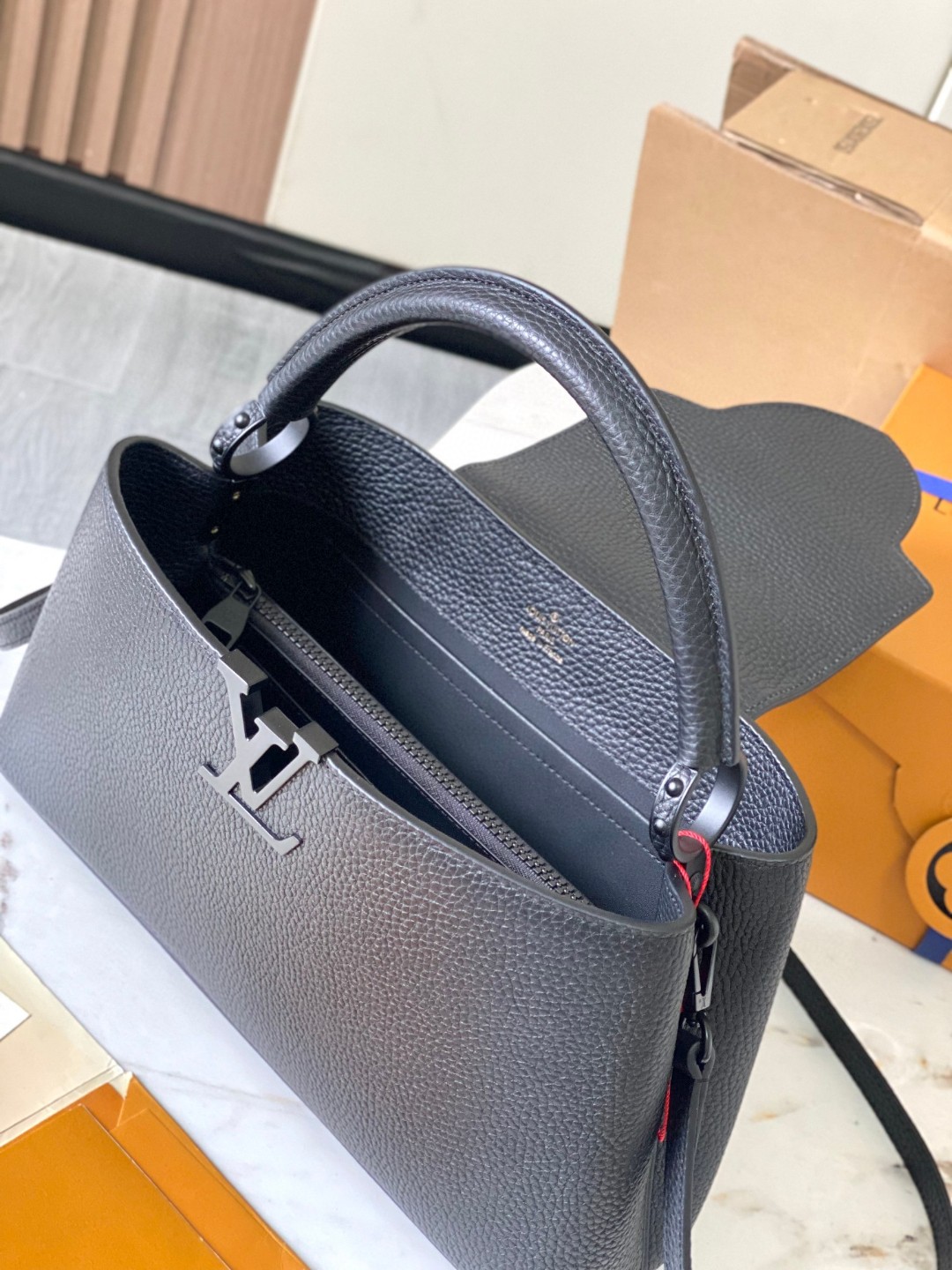 Louis Vuitton M23947 New Capucines East-West MM