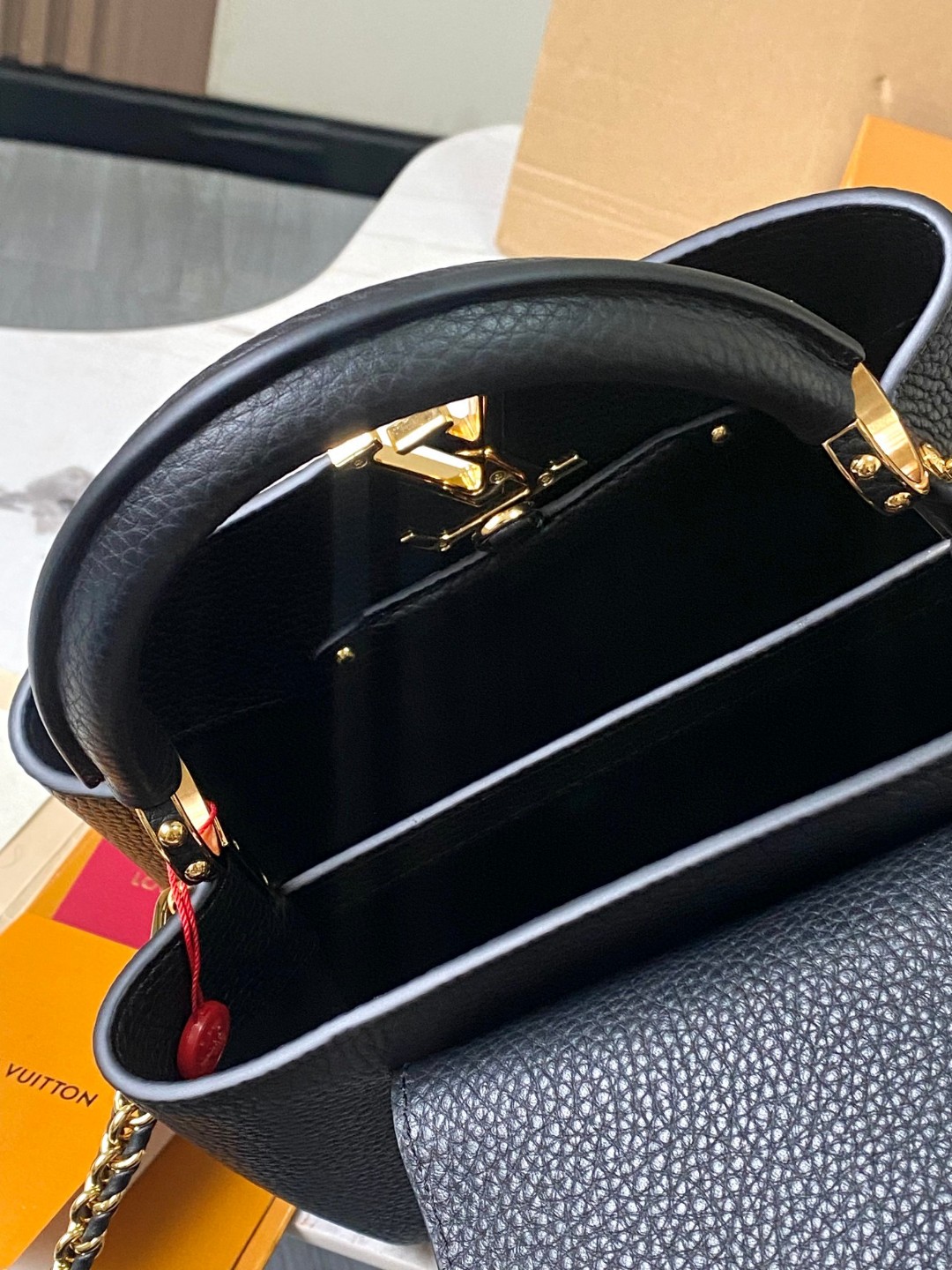 Louis Vuitton M23083 Capucines BB