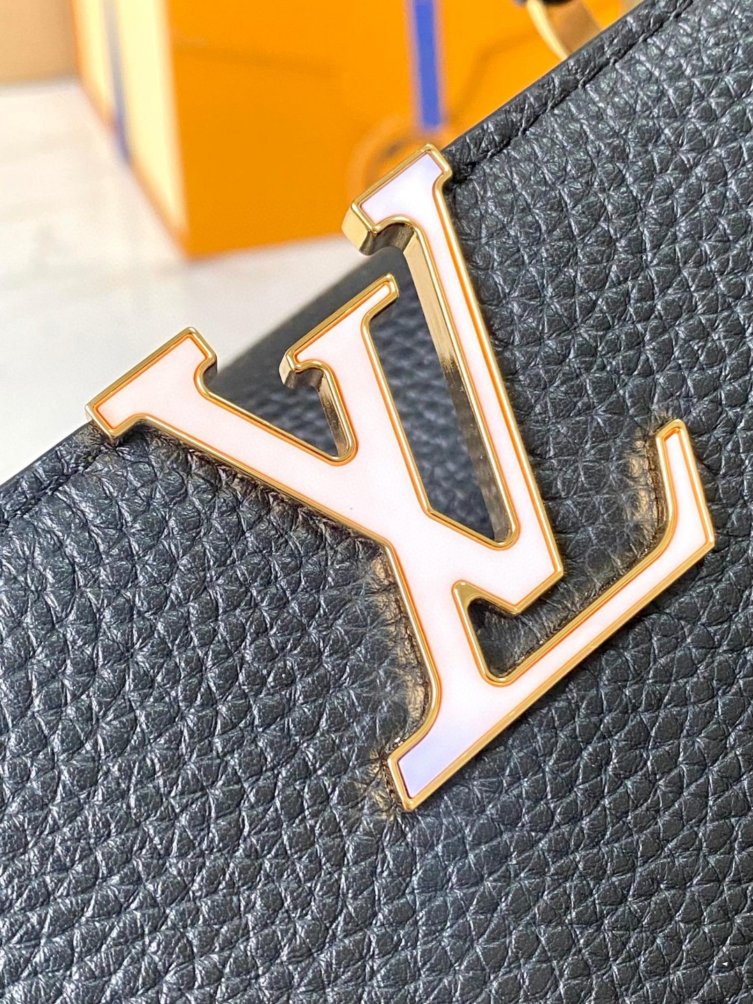 Louis Vuitton M23083 Capucines BB