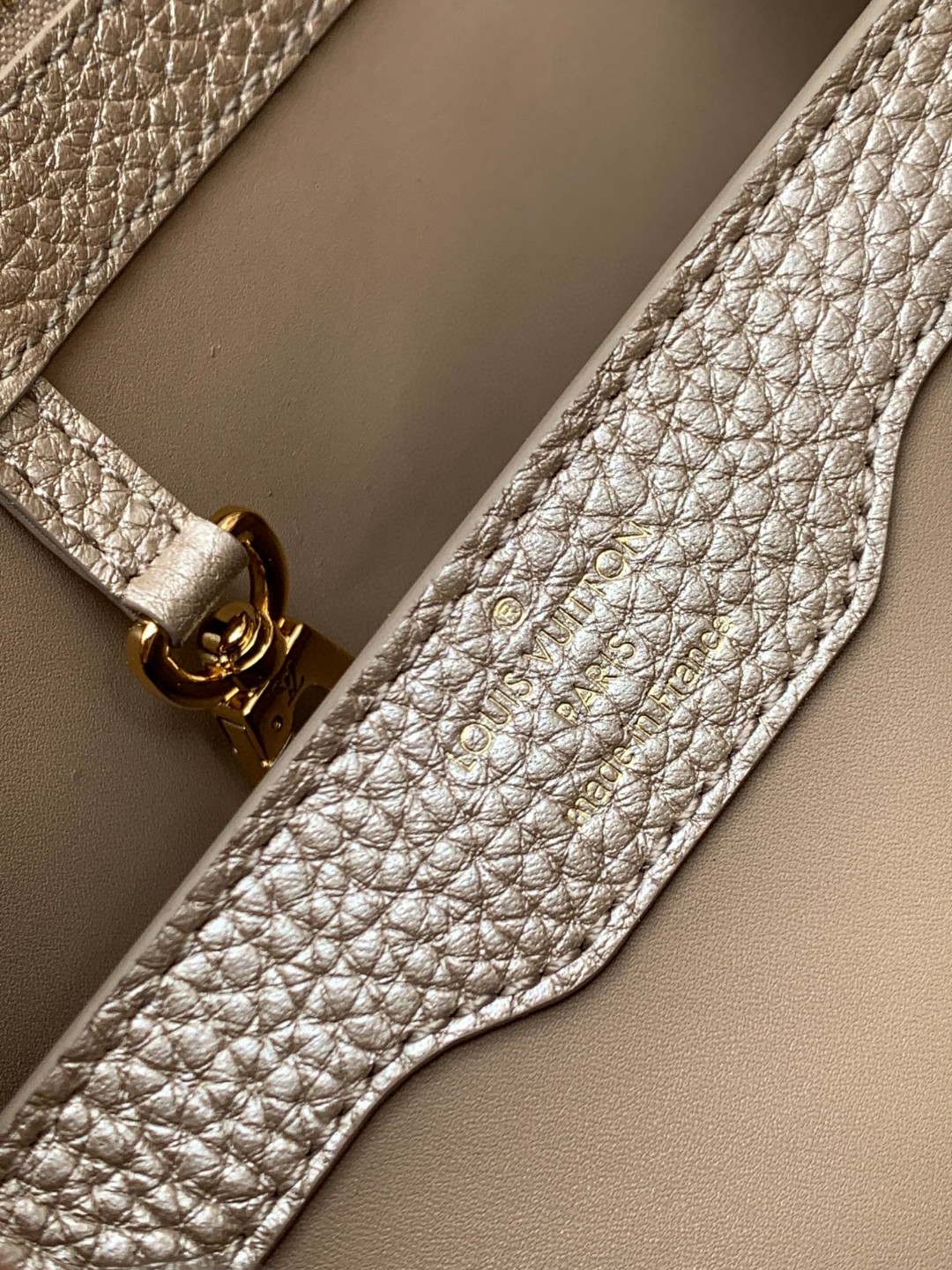 Louis Vuitton M22438 Capucines BB