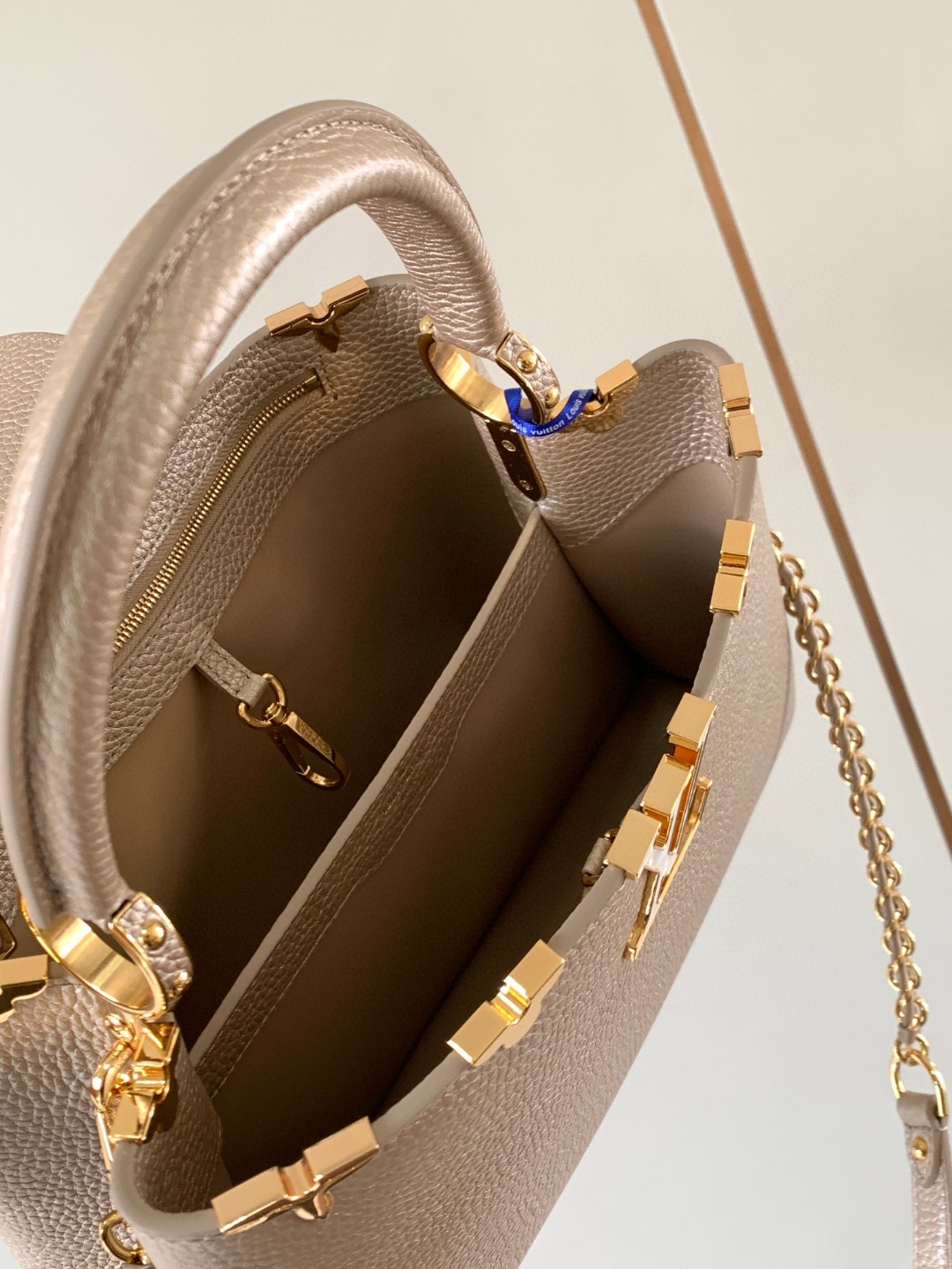 Louis Vuitton M22438 Capucines BB