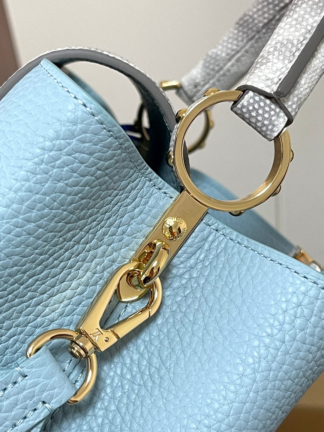 Louis Vuitton M22876 Capucines BB