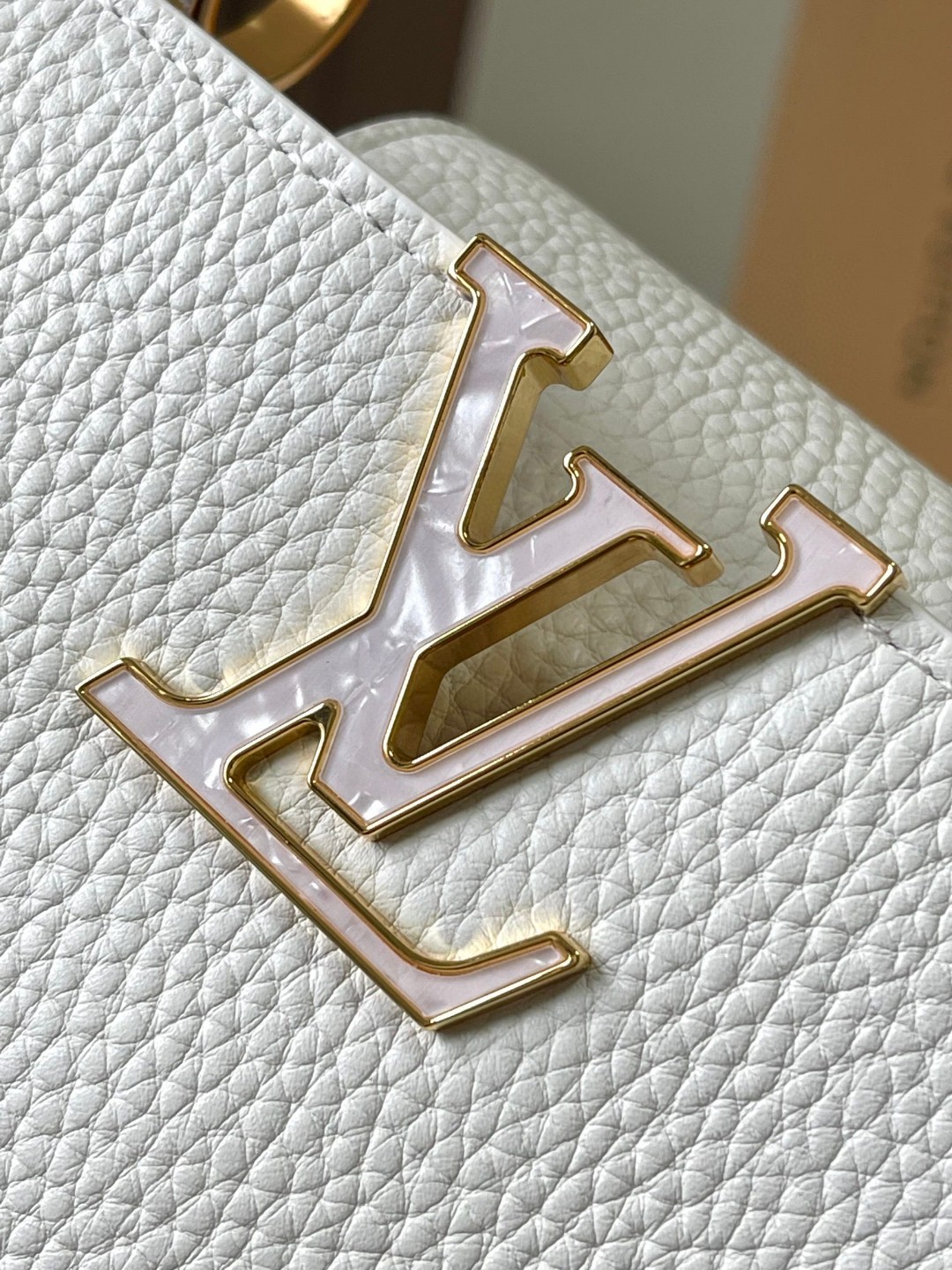 Louis Vuitton M22121 Capucines mini