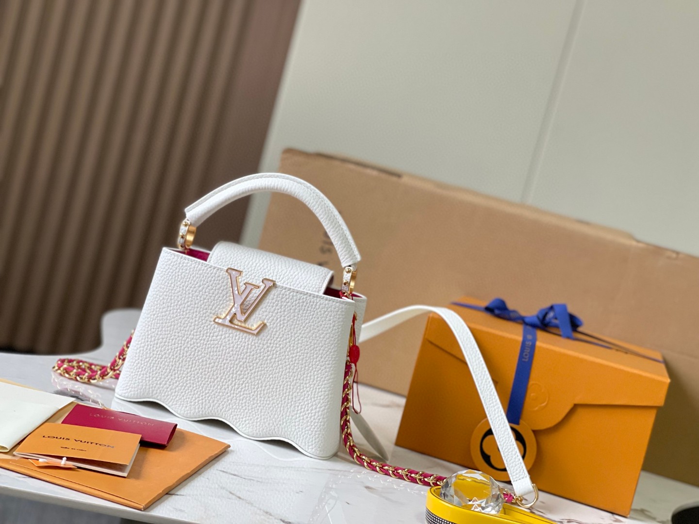 Louis Vuitton M22121 Capucines mini