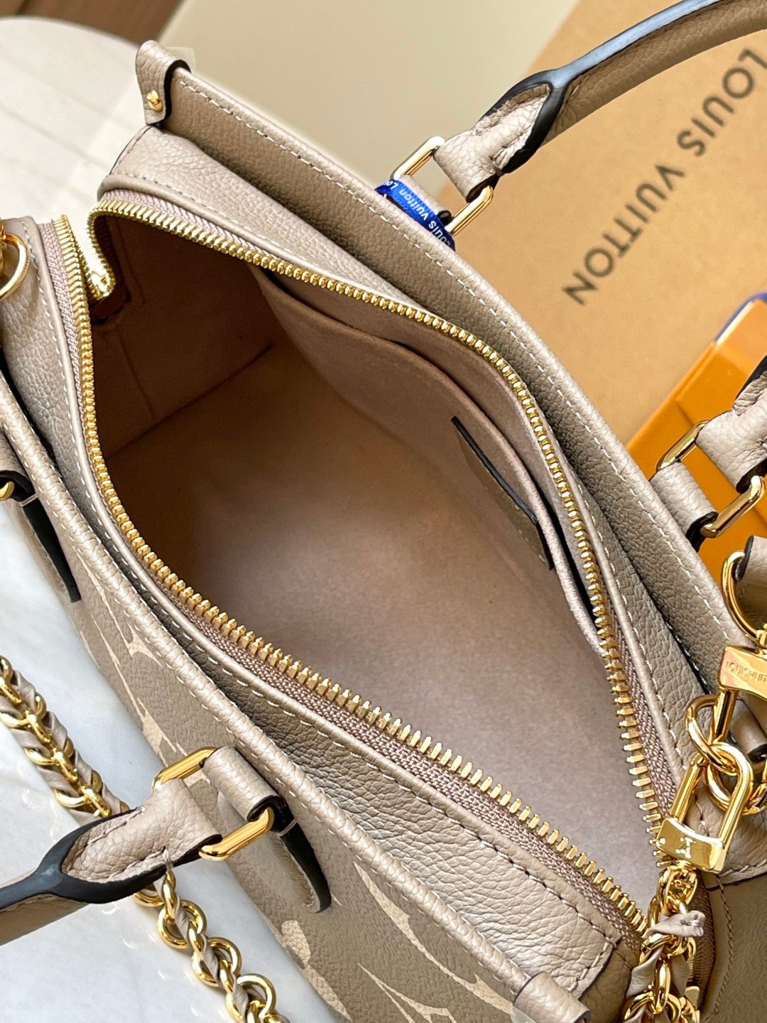 Louis Vuitton M23641 OnTheGo East West